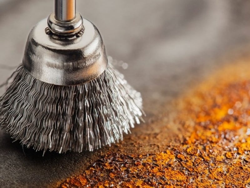 Čiščenje zarjavelega orodja z žično ščetko
