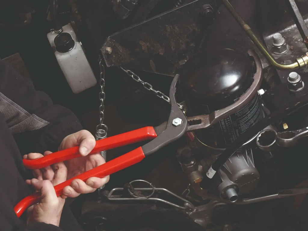 Uporaba klešč za oljni filter.