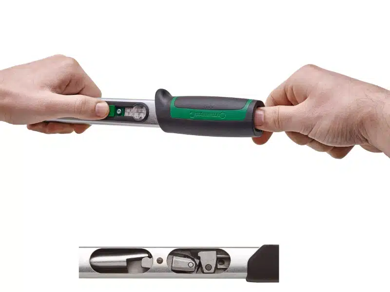 Uporaba moment ključa Stahlwille Manoskop za natančno zategovanje pod določenim navorom.