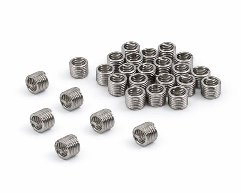 Navojni vložki-spirale na beli podlagi