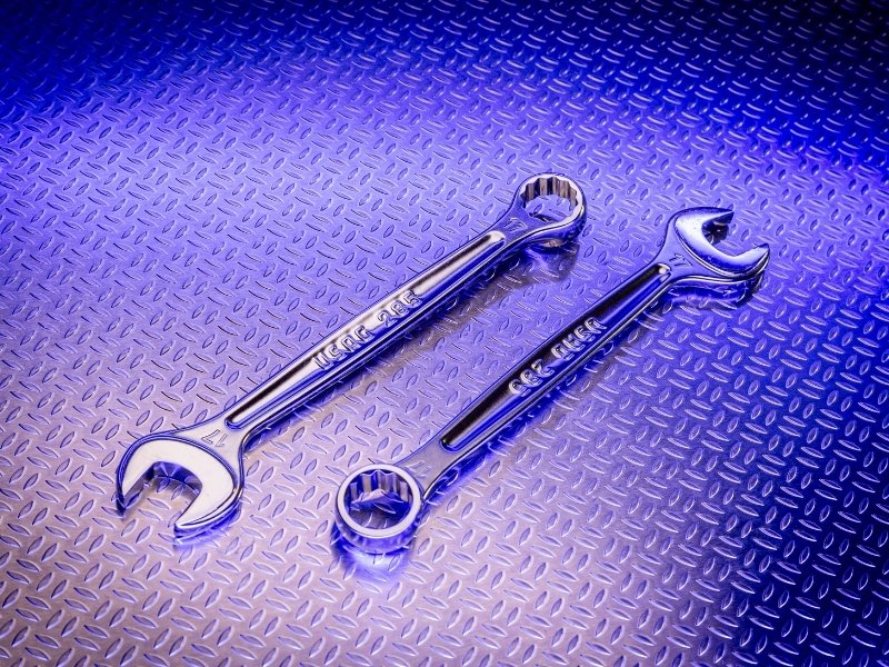 Komplet profesionalnih metričnih in colskih ključev USAG v delavnici.