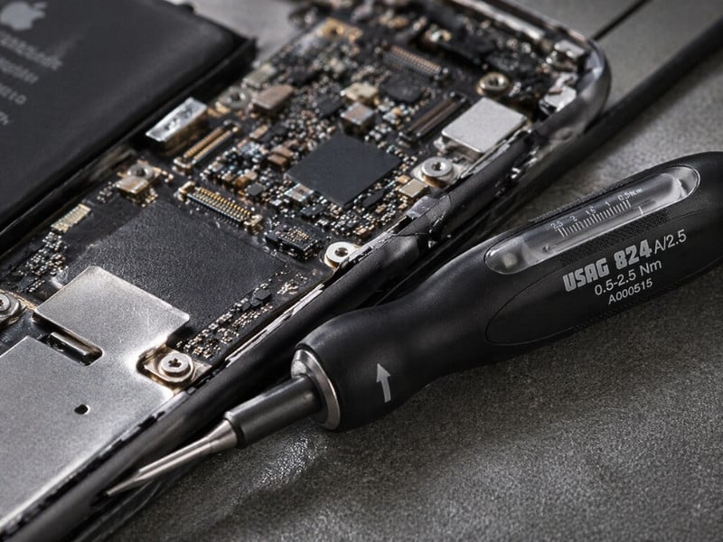 Uporaba moment izvijača USAG pri popravilu elektronike in matičnih plošč.